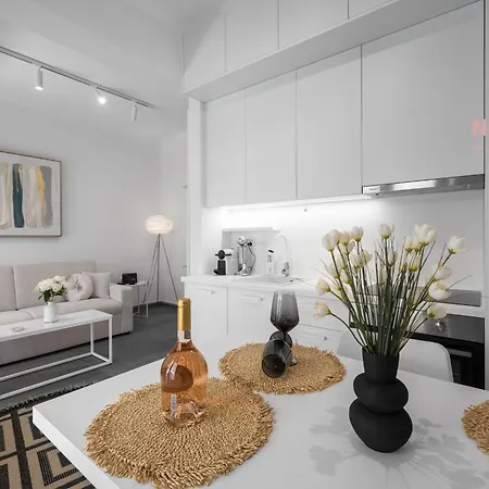 Lusso Bianco, Nilie Hospitality Mgmt Daire *